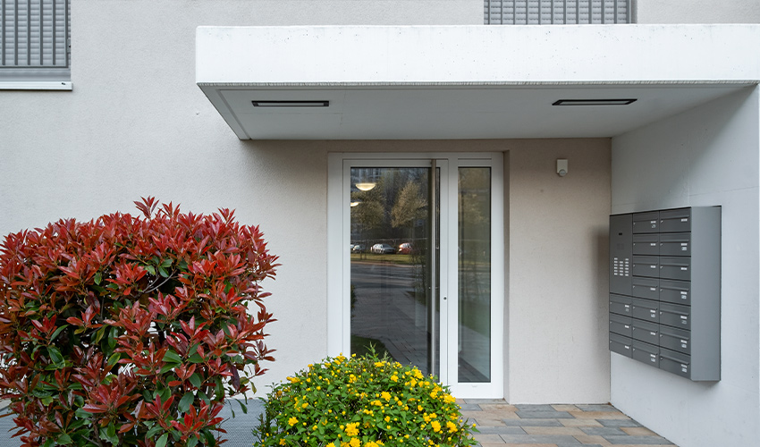 Mehrfamilienhaustür mit externer Klingel- und Briefkastenanlage
